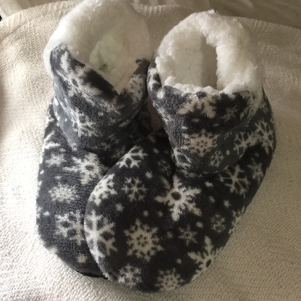 NWT Grey/White Snowflake Slipper Boots